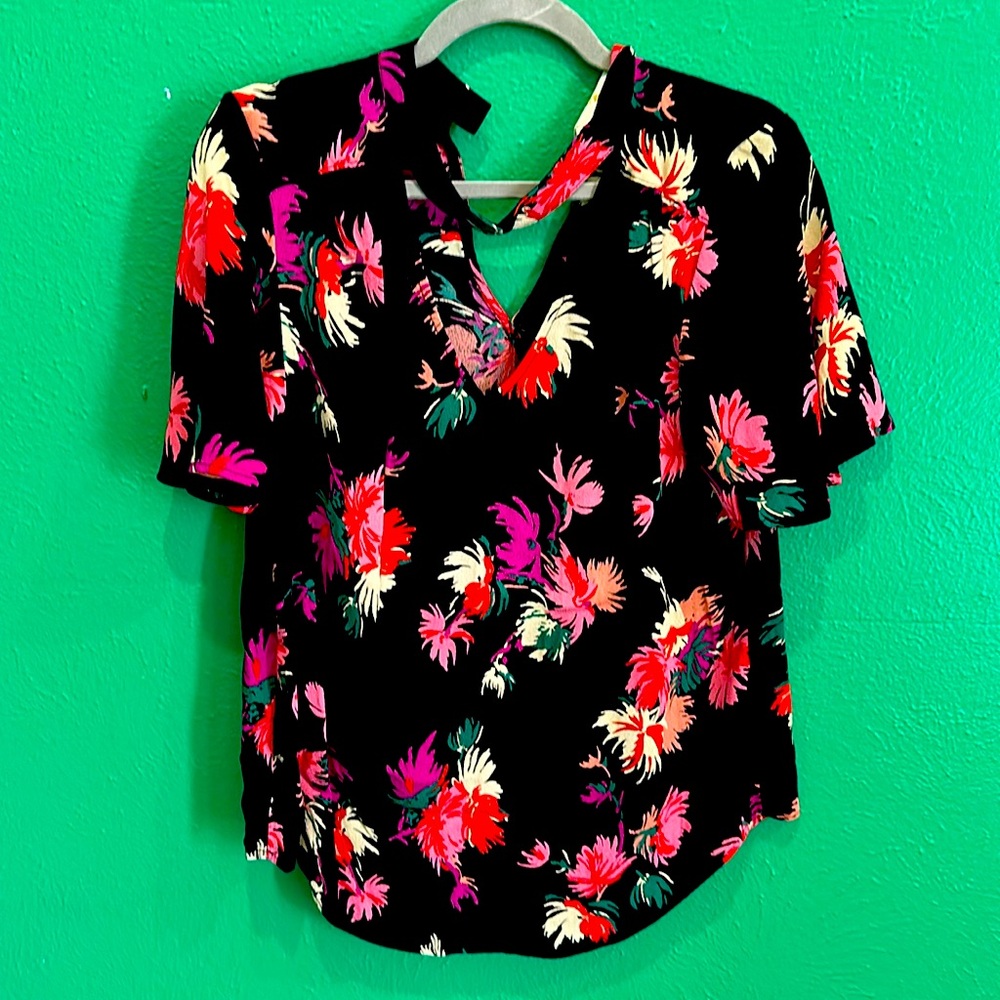 Black top with floral - adorable